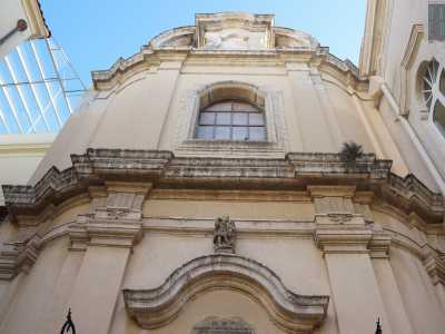 La facciata barocca dall�intonaco rosato � scandita da quattro lesene che, assieme a cornici spartipiano, dividono il prospetto in due parti